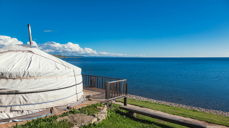 Une yourte mongole traditionnelle au bord du lac Khövsgol