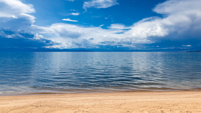 Eaux bleues du lac Khövsgöl