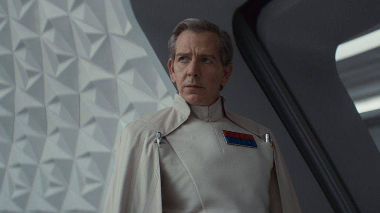 Ben Mendelsohn dans le rôle d'Orson Krennic, regardant pensivement dans la saison 2 d'Andor