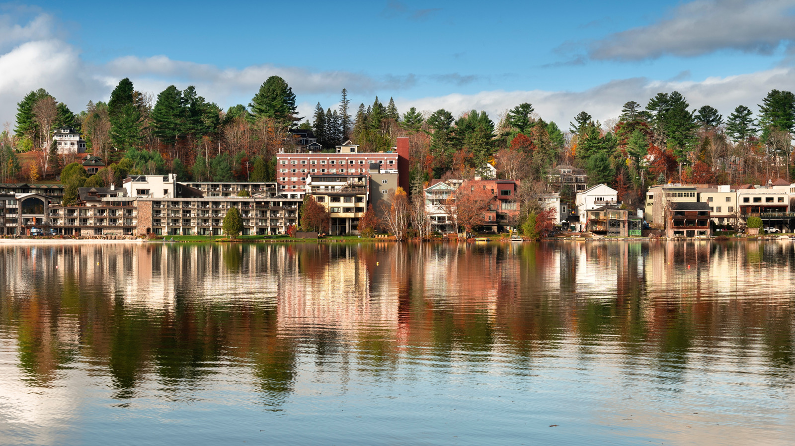 Le luxueux complexe au bord du lac à Lake Placid pour une retraite de montagne exquise