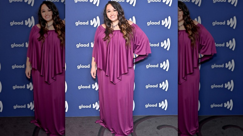 Jazz Jennings posant dans un décor violet en 2022.