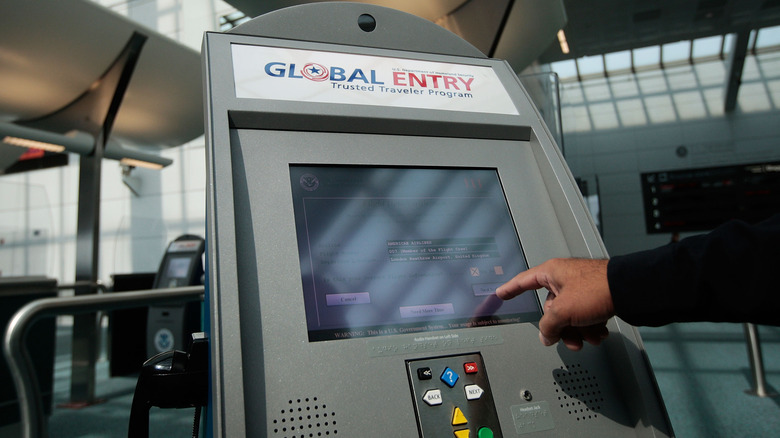 Un homme utilisant Global Entry après son arrivée aux États-Unis