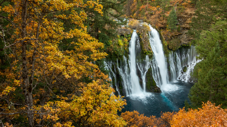 La grande montagne tombe l'automne