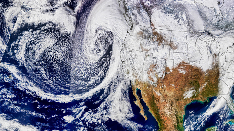 Photo satellite d'une rivière atmosphérique au-dessus de la côte ouest des États-Unis