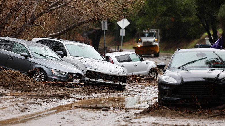 Des voitures piégées dans les inondations causées par une rivière atmosphérique