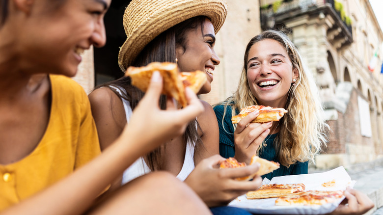 manger de la pizza en Italie