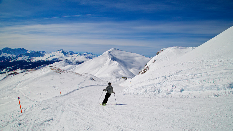 Personne skiant avec des montagnes en arrière-plan