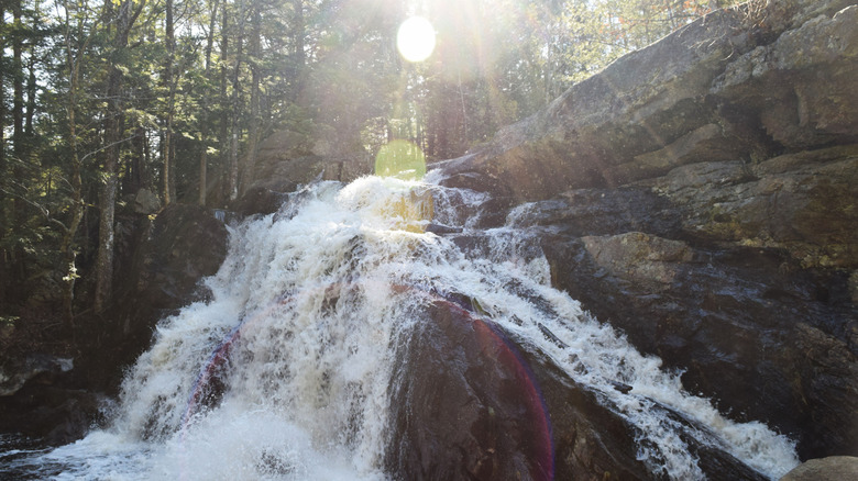 Lumière du soleil sur les chutes du Purgatoire près de Lyndeborough, New Hampshire