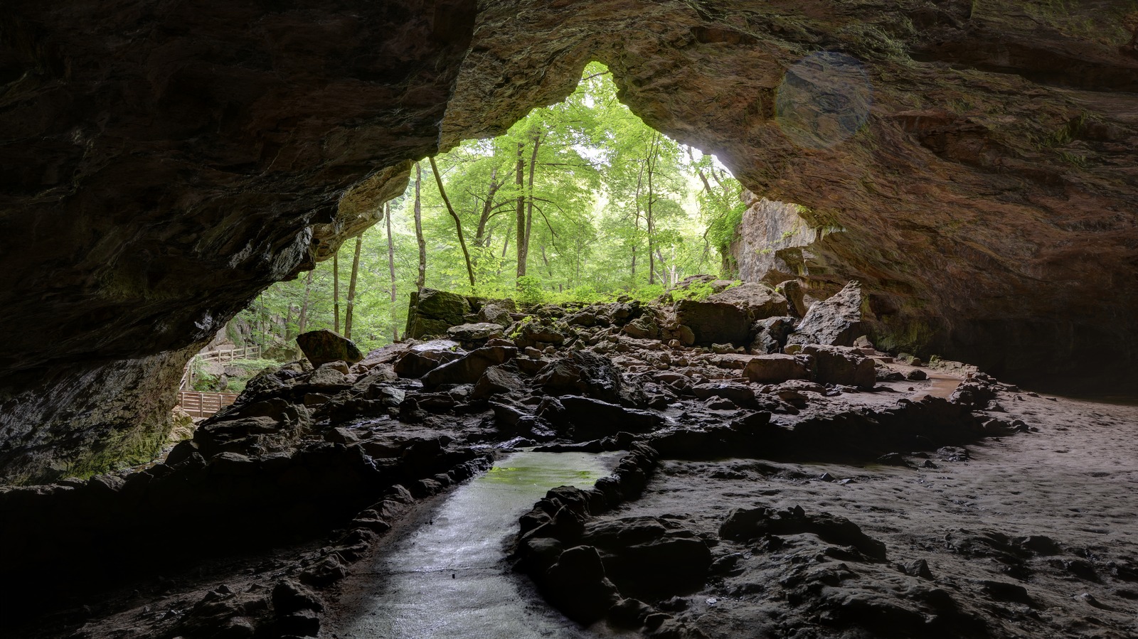 L'attraction extérieure la plus unique de l'Iowa est un parc d'État gratuit rempli de grottes