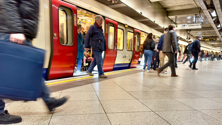 Les passagers descendent d'un train dans le métro de Londres