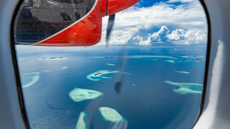 Hydravion survolant les Maldives