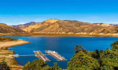 Évadez-vous de la ville dans ce terrain de camping californien au bord d'un lac avec des emplacements ombragés et une vue sur les montagnes