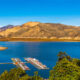 Évadez-vous de la ville dans ce terrain de camping californien au bord d'un lac avec des emplacements ombragés et une vue sur les montagnes