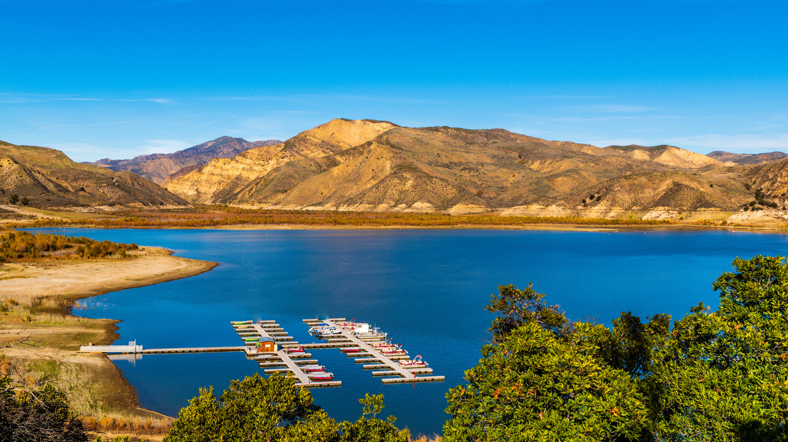 Évadez-vous de la ville dans ce terrain de camping californien au bord d'un lac avec des emplacements ombragés et une vue sur les montagnes