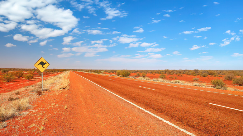 chemin de terre rouge sous le ciel bleu