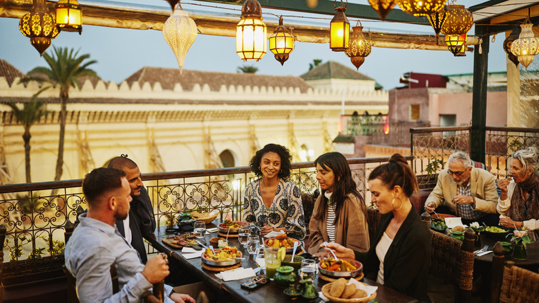 Les touristes apprécient un repas au Maroc