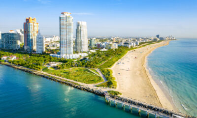 Admirez la vue sur l'océan et les toits de la ville dans ce parc luxuriant au bord de l'eau du centre-ville de Miami