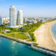 Admirez la vue sur l'océan et les toits de la ville dans ce parc luxuriant au bord de l'eau du centre-ville de Miami