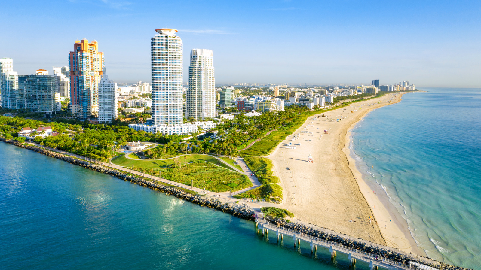 Admirez la vue sur l'océan et les toits de la ville dans ce parc luxuriant au bord de l'eau du centre-ville de Miami