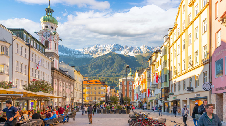 Fond de montagnes de la vieille ville d'Innsbruck