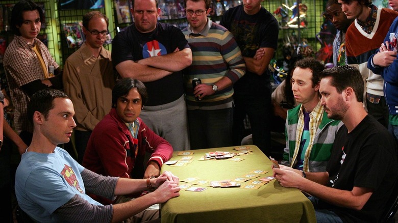 Jim Parsons dans le rôle de Sheldon, Kunal Nayyar dans le rôle de Raj, Kevin Sussman dans le rôle de Stuart et Wil Wheaton dans le rôle de lui-même dans The Big Bang Theory