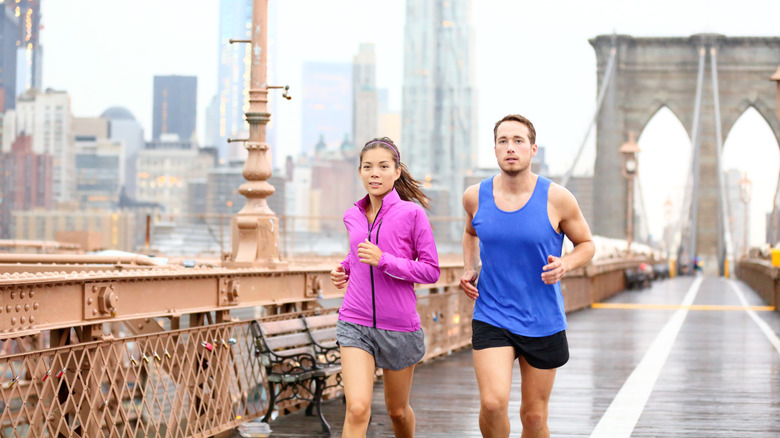 Deux coureurs traversent le pont de Brooklyn