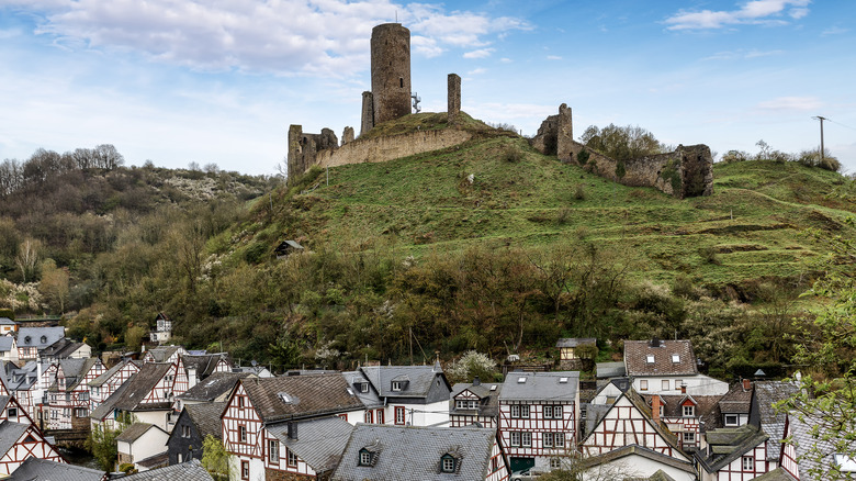 Les ruines d'un château dominent Monreal