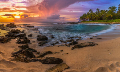 Échappez à la foule dans cette baie pour une véritable journée à la plage hawaïenne avec des sables et des couchers de soleil magnifiques