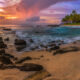 Échappez à la foule dans cette baie pour une véritable journée à la plage hawaïenne avec des sables et des couchers de soleil magnifiques