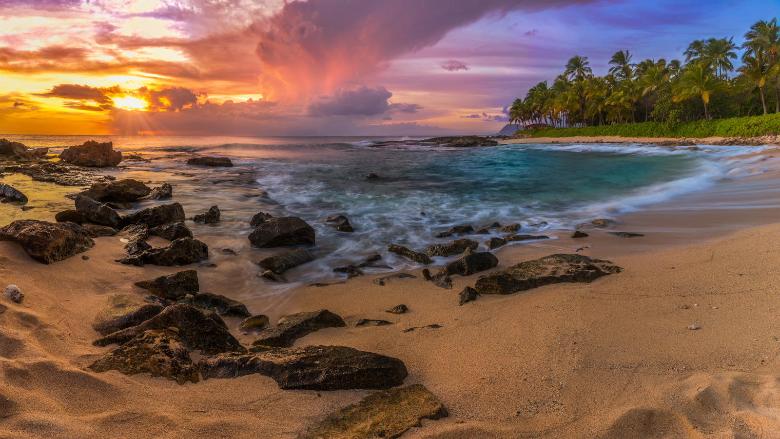 Échappez à la foule dans cette baie pour une véritable journée à la plage hawaïenne avec des sables et des couchers de soleil magnifiques