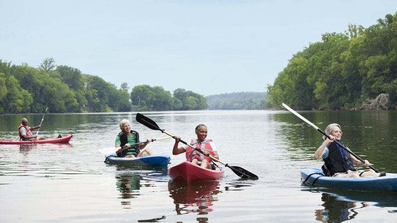 Une équipe de kayakistes sur le lac