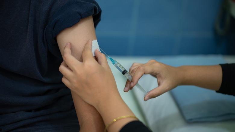 Médecin administrant le vaccin