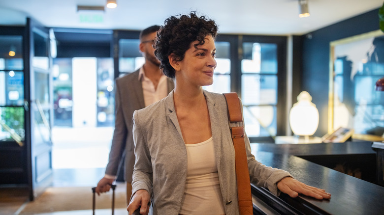 femme s'enregistrant à l'hôtel