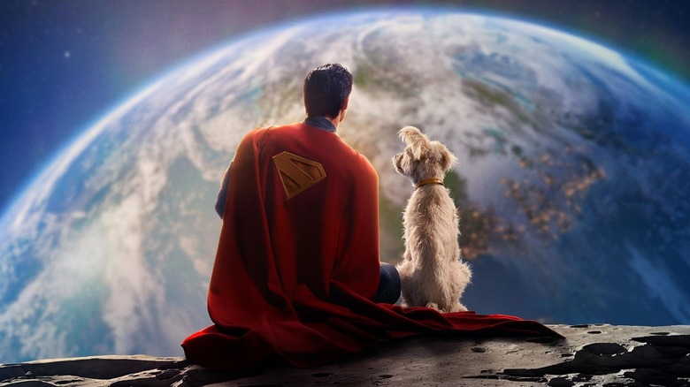 David Corenswet dans le rôle de Superman aux côtés de Krypto le superchien sur la Lune regardant la Terre dans un premier aperçu du Superman de James Gunn