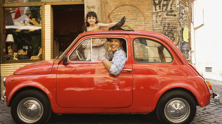 Papa et fille dans une voiture européenne