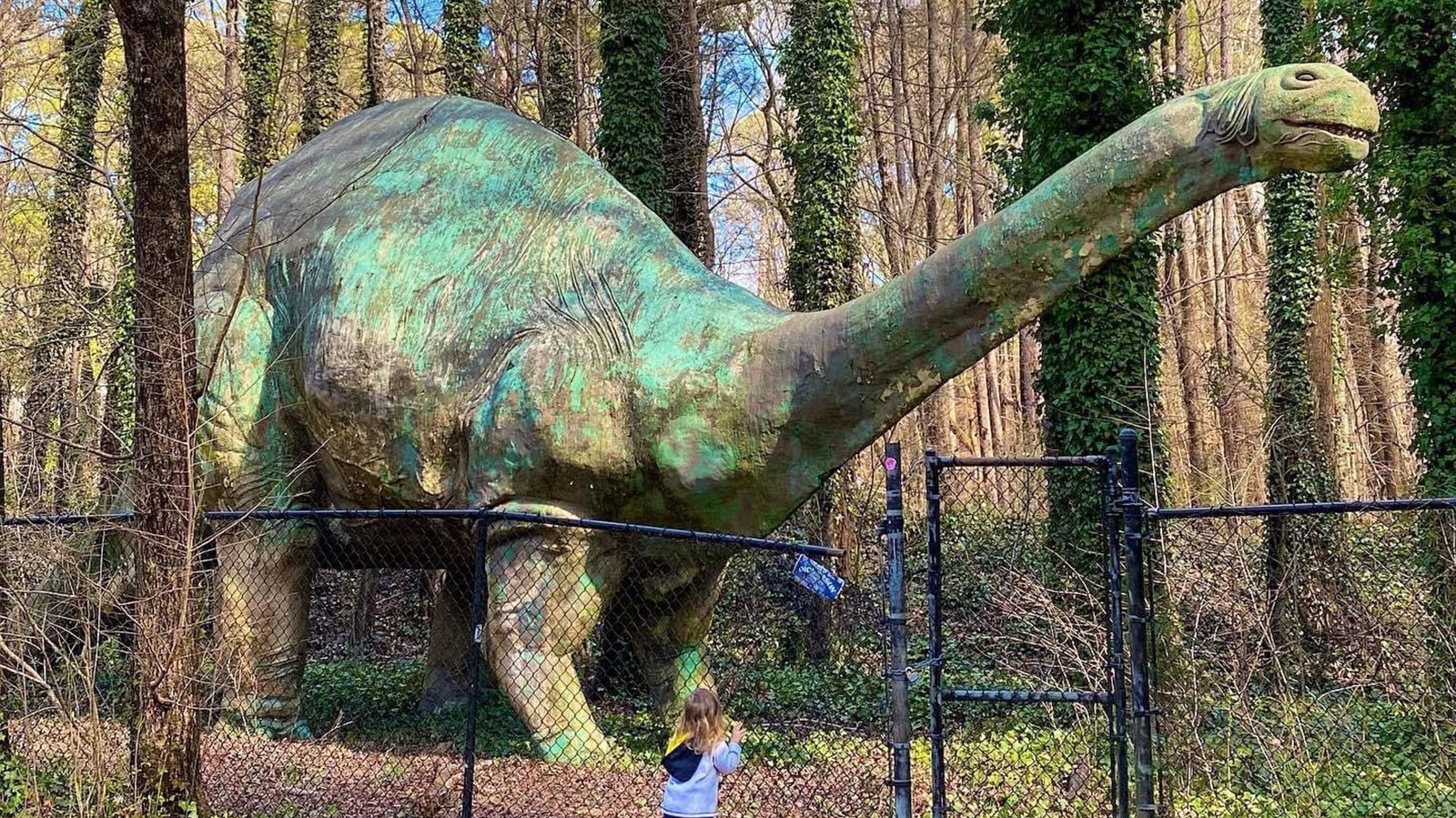 Un dinosaure grandeur nature parcourt toujours la planète sur ce sentier pittoresque de Caroline du Nord