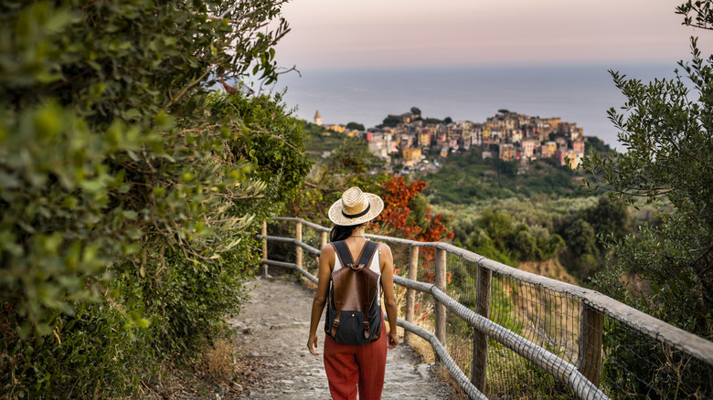 femme randonnée vers Corniglia