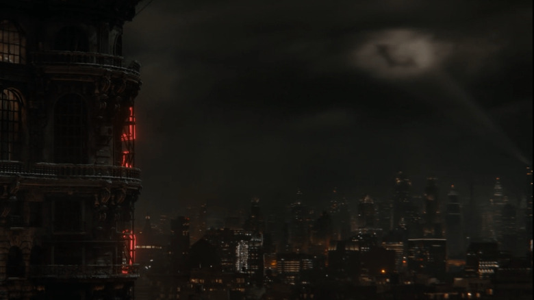 Le Bat Signal illumine l'horizon de Gotham City dans la scène finale de The Penguin