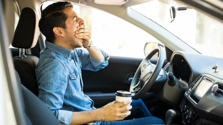 Un homme endormi au volant