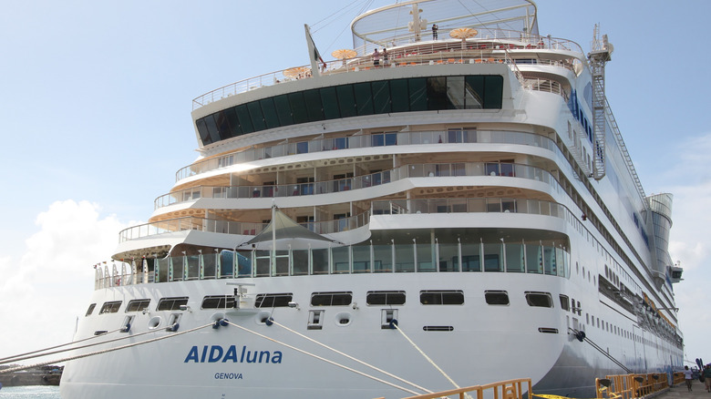 bateau de croisière amarré