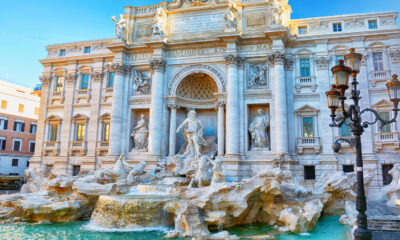 Le comportement touristique qui provoque un émoi massif à la fontaine de Trevi en Italie