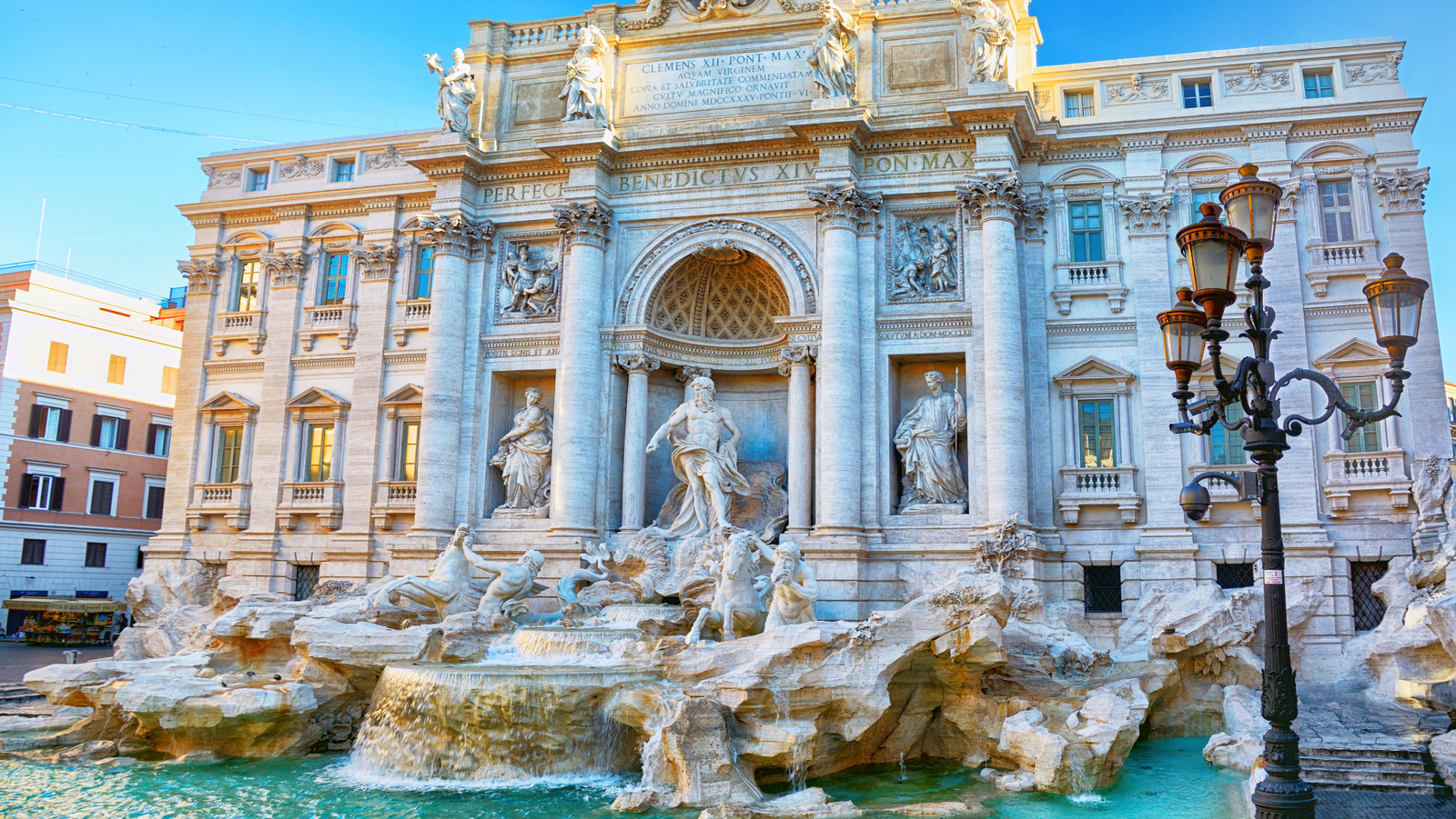 Le comportement touristique qui provoque un émoi massif à la fontaine de Trevi en Italie