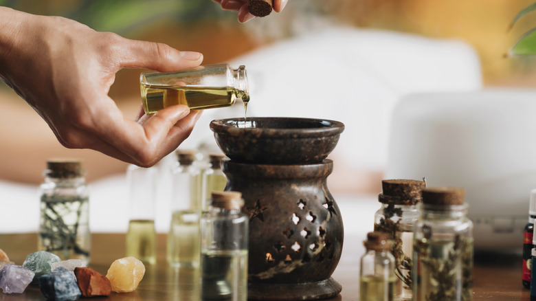 Massage d'aromathérapie avec préparation d'huiles essentielles