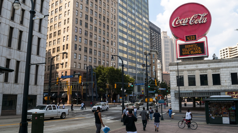 Panneau Coca-Cola au centre-ville d'Atlanta avec bâtiments et piétons