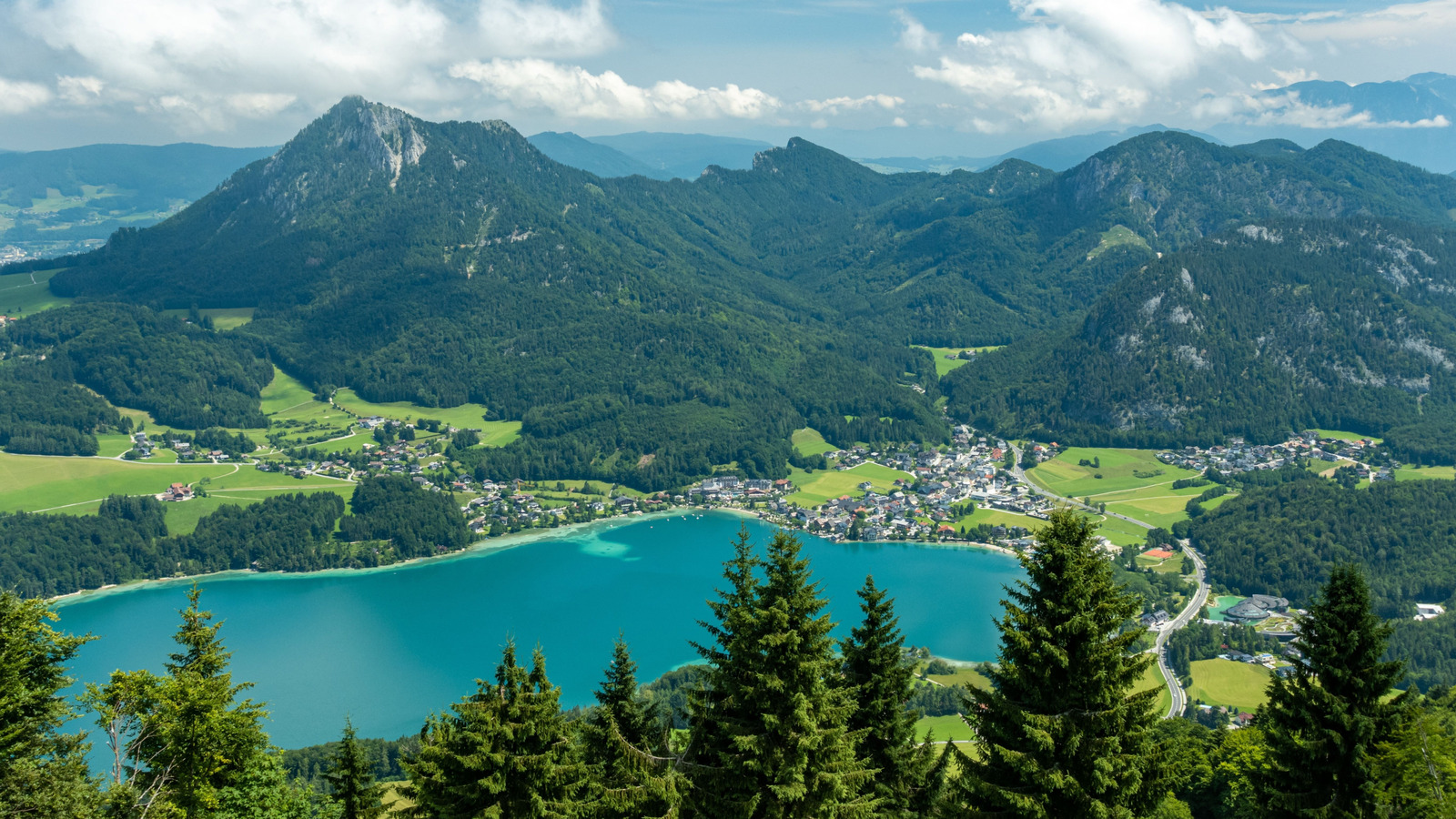 L'un des lacs les plus propres d'Autriche est entouré de beauté alpine pour une escapade calme à la campagne