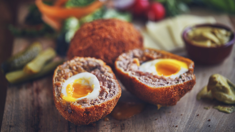 Oeufs écossais faits maison au Royaume-Uni