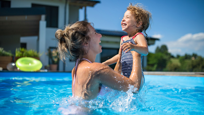 Famille jouant dans la piscine