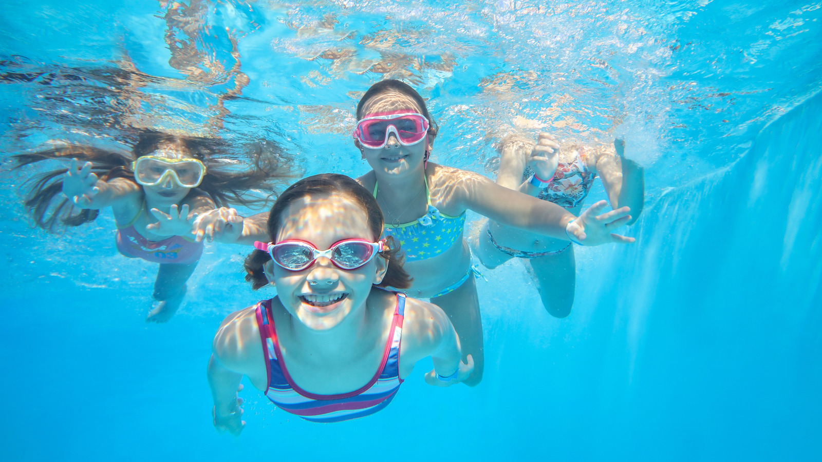 Les couleurs de maillots de bain considérées comme les plus dangereuses à porter pour les enfants dans les parcs aquatiques