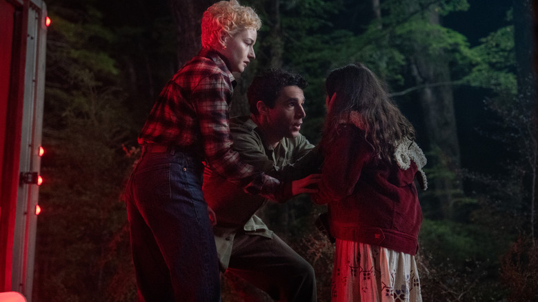 Charlotte (Julia Garner), Blake (Christopher Abbott) et Ginger (Matilda Firth) partagent un moment d'émotion en famille dans Wolf Man