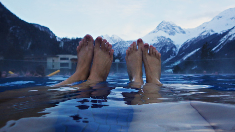 Les pieds sortent de l’eau à l’Aqua Dome, Autriche